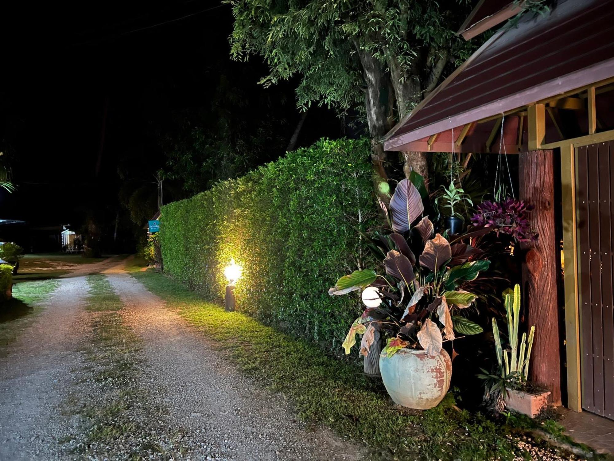 นพรัตน์การ์เด้นฮิลล์ Ξενοδοχείο Uthai Thani Εξωτερικό φωτογραφία